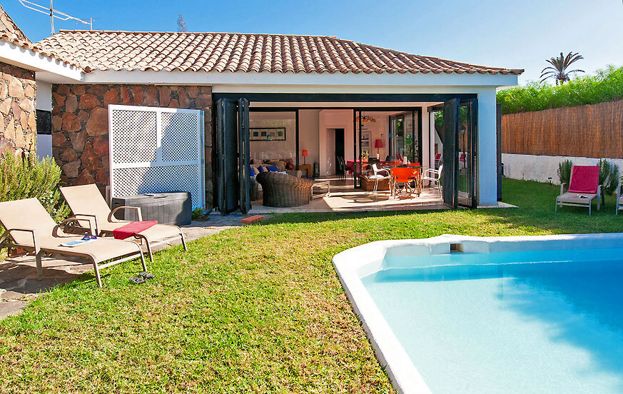 Vacker villa med terrass, trädgård och privat pool nära golfbanan i Maspalomas