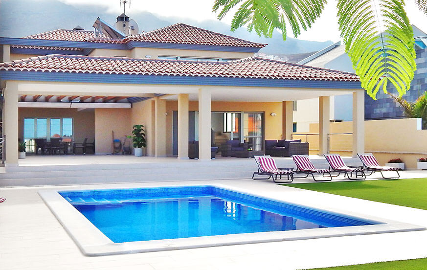 Ferie villa med privat pool og overdækket terrasse med udsigt over øen landskabet i Costa Adeje