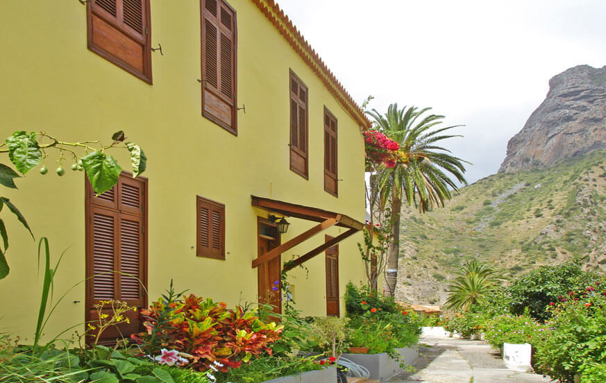 Maison de vacances rustique pour quatre personnes, avec des intérieurs en bois, beau jardin et grande terrasse pour profiter de la vue sur le paysage