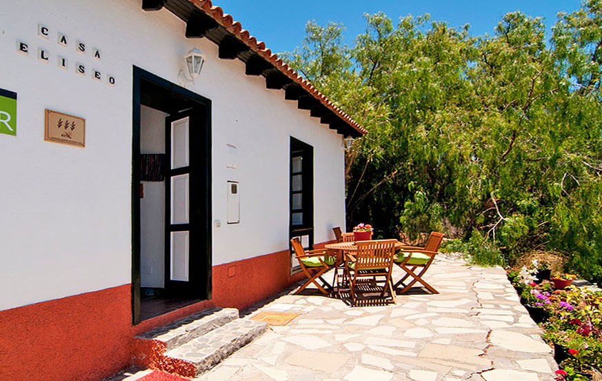 Casa de alquiler en La Gomera para cuatro personas, bien equipada y con una agradable zona de jardín con zona de barbacoa, mesa de comedor y vistas al mar