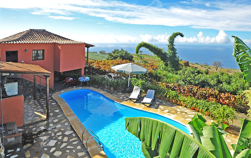 Casa de vacaciones para alquilar en La Palma con un dormitorio, bonitos techos de madera, habitaciones espaciosas y bonita zona de piscina con vistas al paisaje y al mar