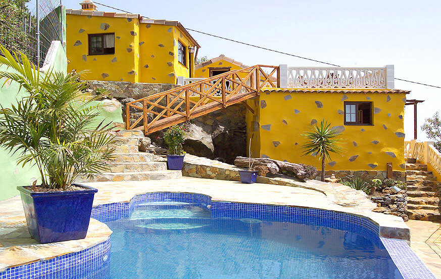 Bella casa rustica con design individuale, che unisce elementi in legno e pietra, con piscina privata e terrazza con splendida vista sulla zona di Tijarafe
