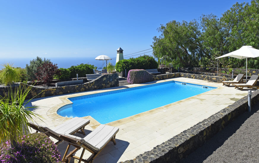 Maison de vacances pour deux personnes équipées d'un excellent goût, avec belle terrasse avec écrans en verre et grande piscine commune