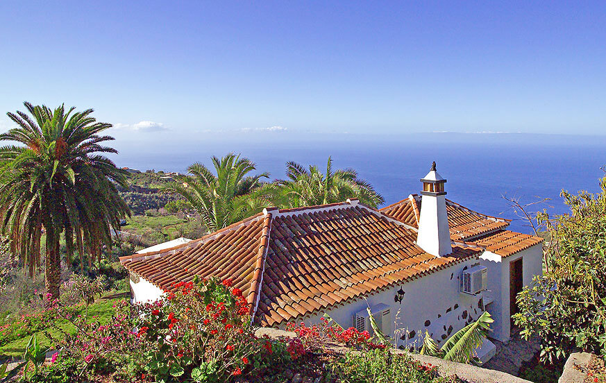 Vakantiehuis ingericht met prachtige rustieke details, gelegen in een landelijke omgeving omringd door boomgaarden en met prachtig uitzicht op het kustlandschap