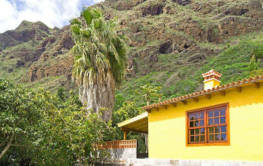 Veludstyret feriehus med flot udendørs område med en terrasse, liggestole og grill, beliggende i Amagar med smuk udsigt over havet