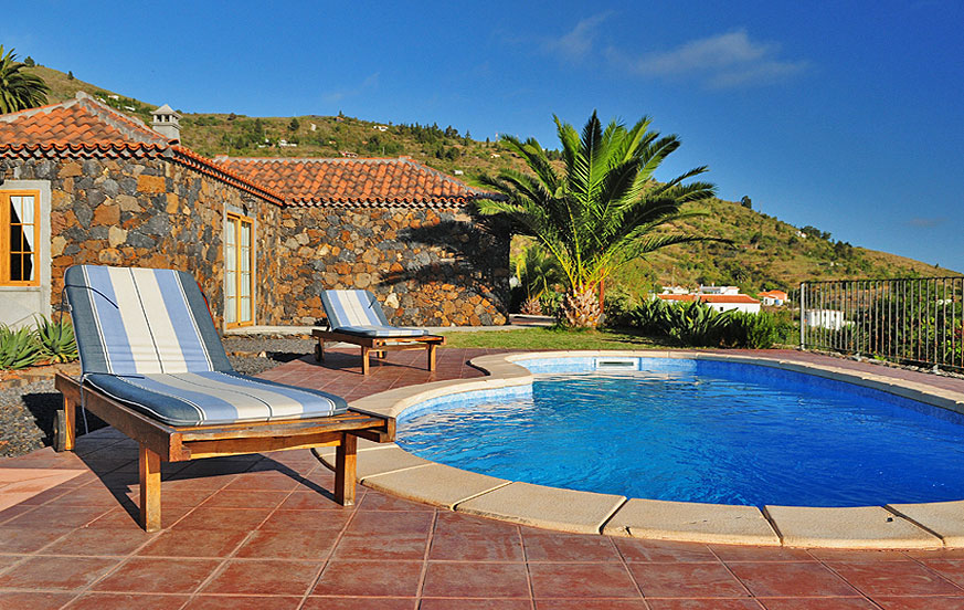 Ferienhaus mit zwei Schlafzimmern, schönen Holzdecken und Privatpool in einer perfekten Lage um die idyllische Natur von La Palma zu genießen