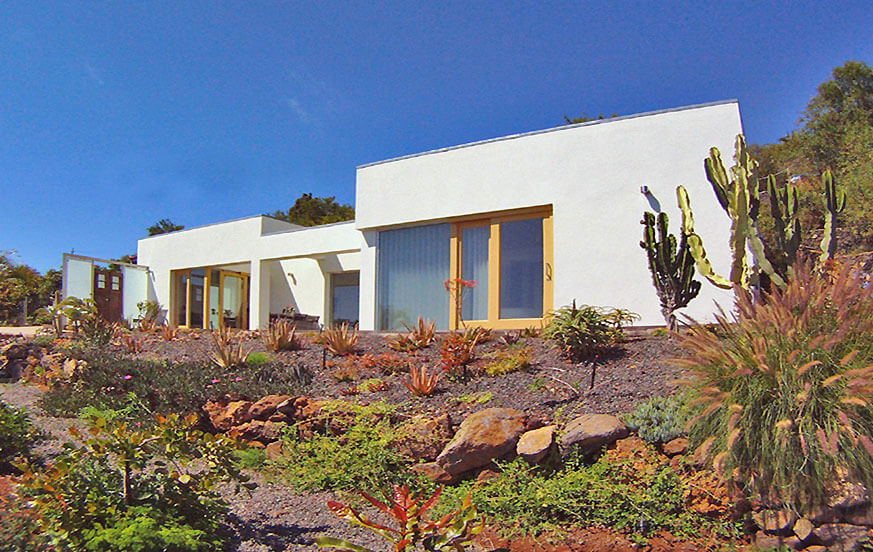 Modern och elegant villa med två sovrum, belägen på en sluttning med fantastisk utsikt över kusten och Atlanten på ön La Palma