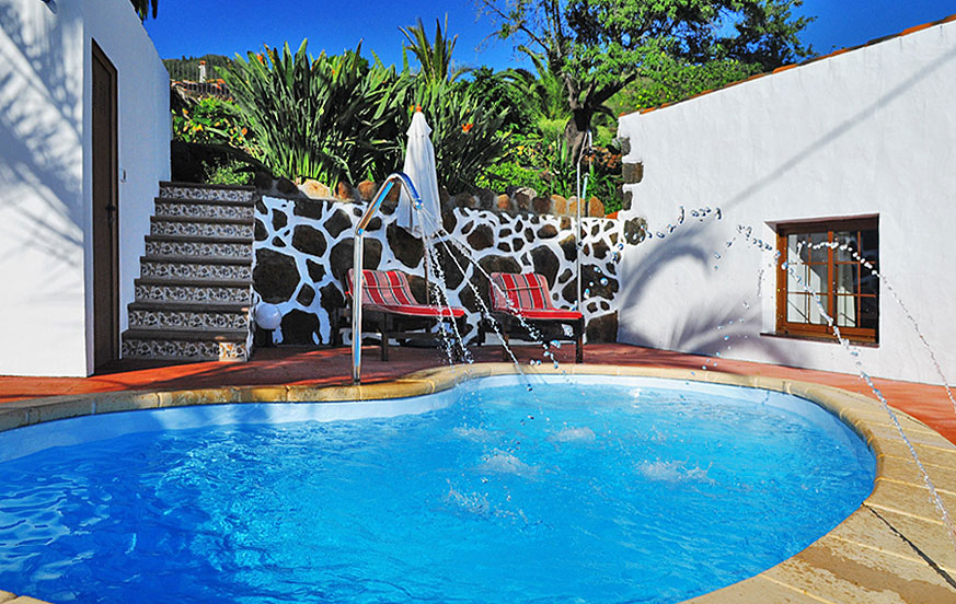 Maison traditionnelle canarienne de deux chambres avec piscine avec chaises longues et belle terrasse pour bronzer pendant des vacances reposantes sur l'île