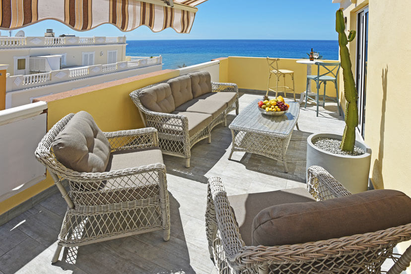 Ruim en modern vakantieappartement met alle voorzieningen, terras met ontspanningsruimte en prachtig uitzicht op het strand van Puerto Naos
