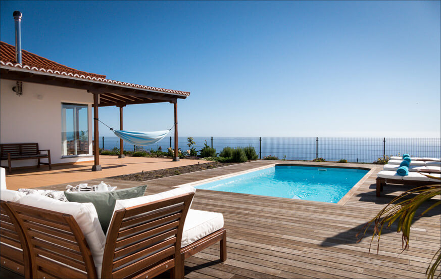 Haus mit stilvoller Inneneinrichtung und einem schönen Außenbereich mit Pool und fantastischem Blick auf den Atlantischen Ozean