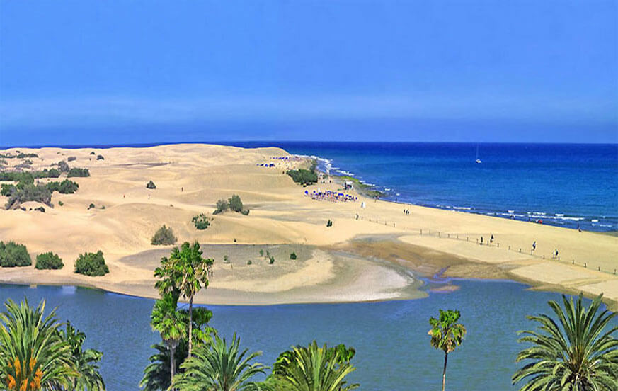 Bonito alquiler de casa en Gran Canaria de estilo marítimo en primera línea de playa con vistas a las hermosas Dunas de Maspalomas