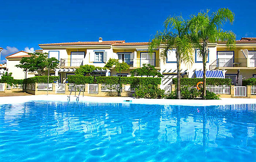 Bonita casa de vacaciones con piscina comunitaria y con vistas al mar en el puerto deportivo de Pasito Blanco 