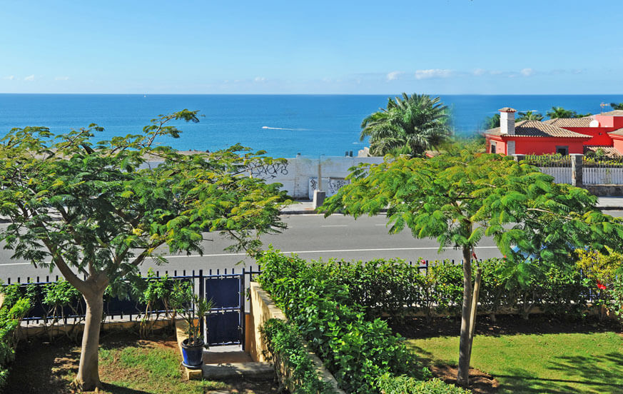 Beau bungalow avec belle espace extérieur et une grande piscine commune dans l'une des meilleures zones dans le sud de l'île