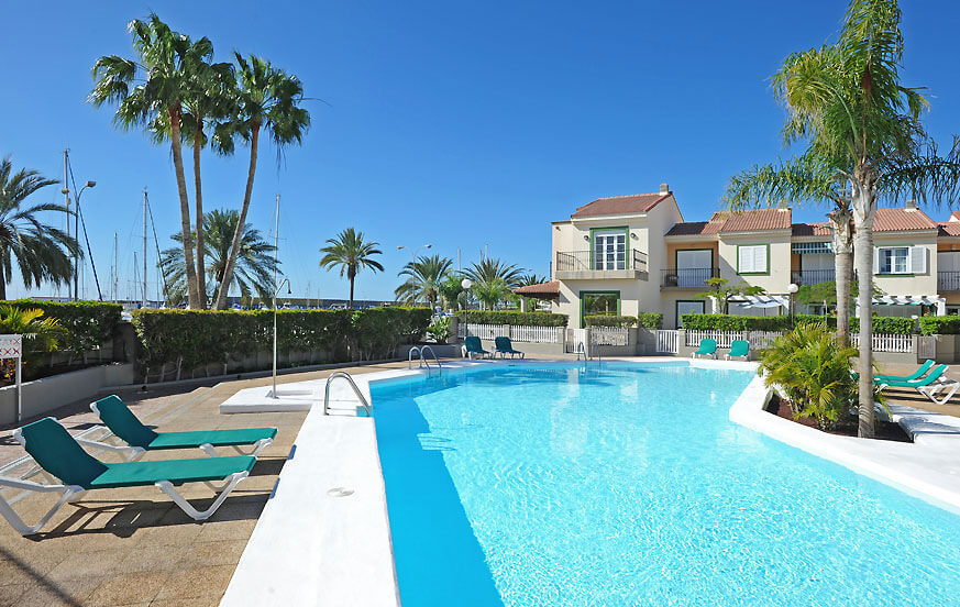 Dvoupatrový dům se společným bazénem v exkluzivní rezidenční čtvrti poblíž přístavu Pasito Blanco