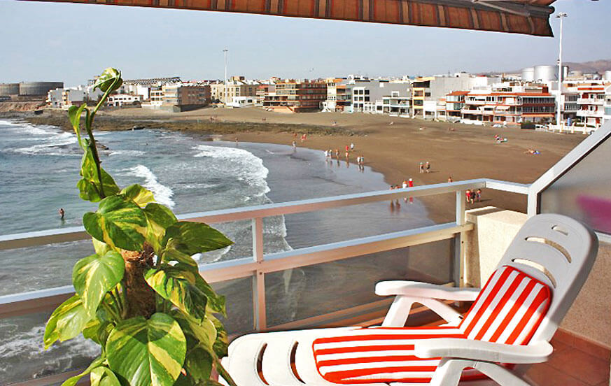 Mooi appartement met uitzicht op zee gelegen direct aan het strand Salinetas gebied in het oosten van het eiland