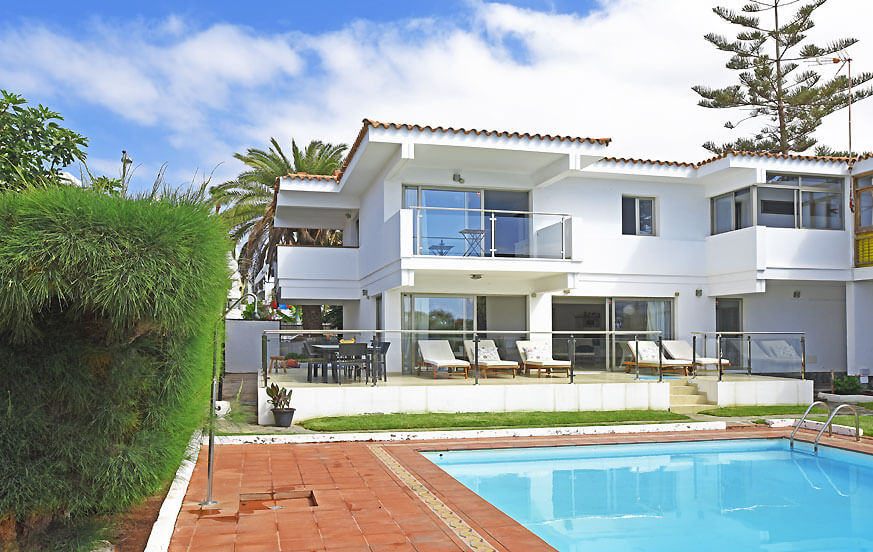 Splendide villa proche de la plage avec piscine communautaire et un accès direct à la promenade de Playa del Ingles