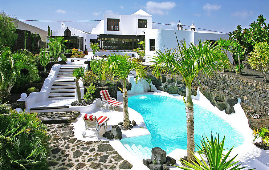 Koruton talo suuren maatilan, jossa on kolme taloa, iso idyllinen puutarha ja uima-allas lähellä Arrecife