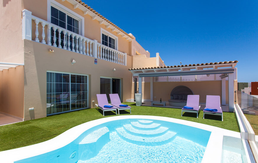 Villa de lujo en Fuerteventura de dos dormitorios decorada con estilo, con piscina y una bonita terraza con vistas panorámicas al campo de golf y al mar