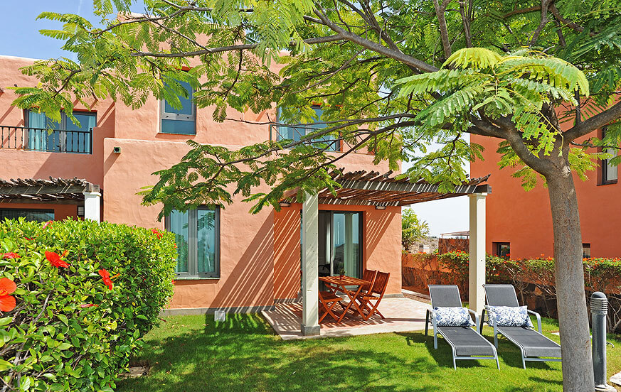 Casa con due camere da letto con un incantevole giardino, vista sul campo da golf, sulle montagne e sul mare e un'ampia piscina comunale