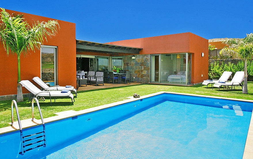 Schöner Bungalow im maritimen Stil mit attraktivem Außenbereich mit Terrasse und großem privatem Pool