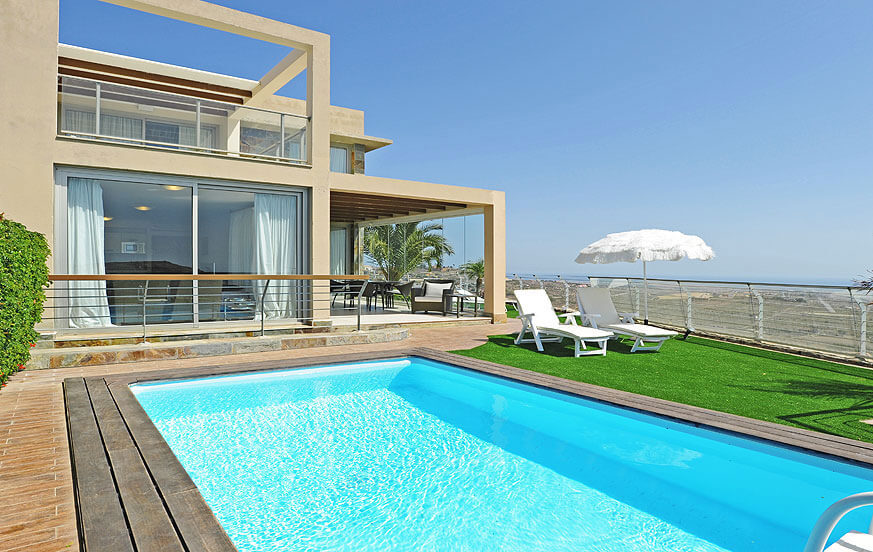 Stilvolle Villa mit großer verglaster Terrasse und einer herrlichen Aussicht auf den Golfplatz, die Dünen von Maspalomas und das Meer