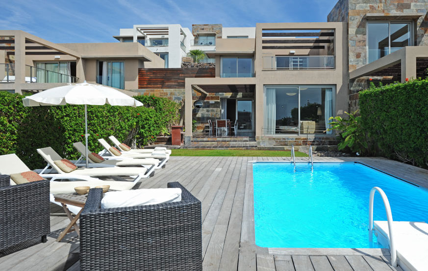 Modernes Haus mit 3 Schlafzimmern, hellem Interieur, privatem beheiztem Pool und herrlichem Blick auf den Golfplatz