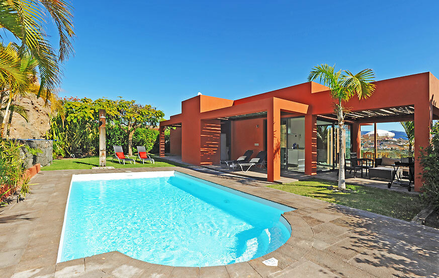 Casa con habitaciones espaciosas, zona de jardín tranquila, gran piscina privada y terraza con fantásticas vistas al campo de golf