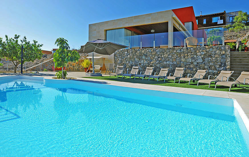 Belle villa de quatre chambres avec un spectaculaire design moderne et piscine privée d'eau salée