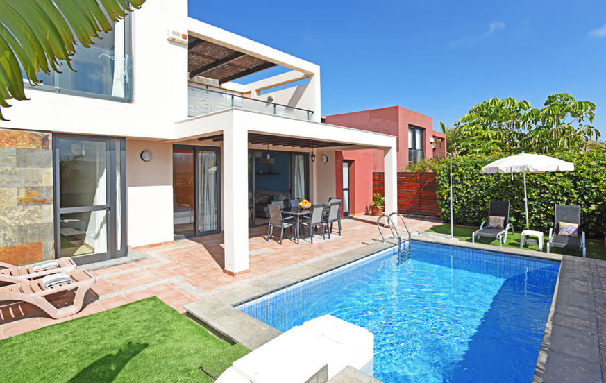 Maison de trois chambres avec piscine privée et grande terrasse avec vue sur le golf et les montagnes