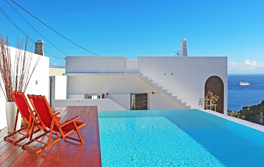 Hus med modern design och fantastisk havsutsikt från kusten i Brena Baja