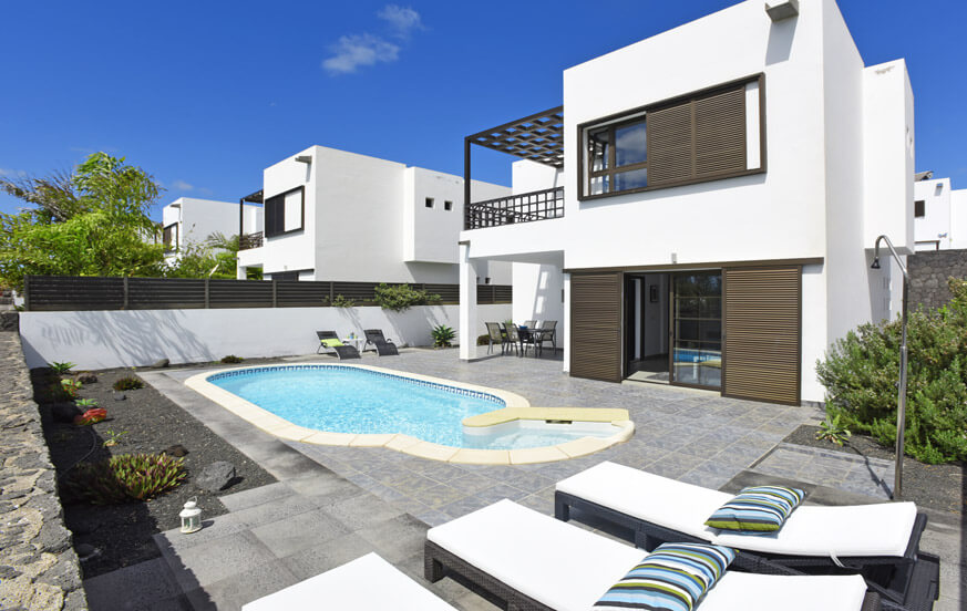 Moderna casa de vacaciones con piscina privada en la zona de Costa Teguise en Lanzarote para unas vacaciones relajadas