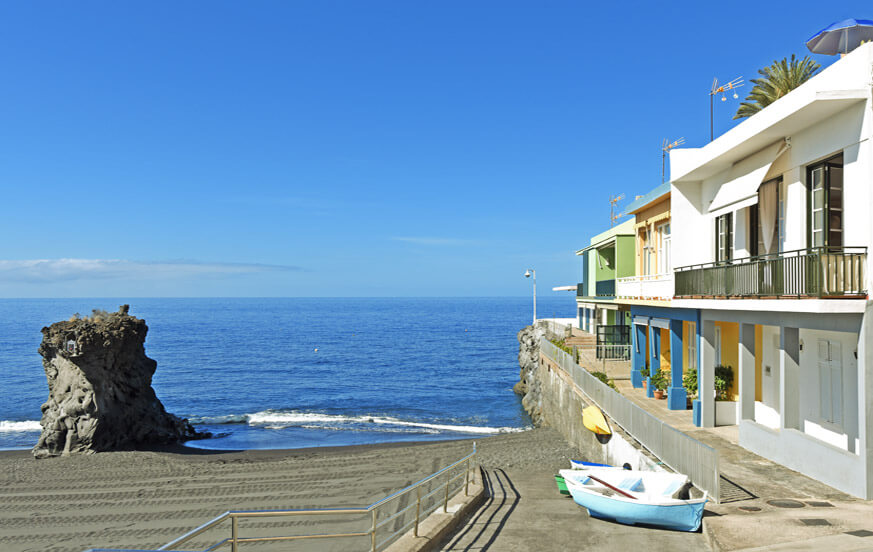Appartement de vacances élégant avec grande terrasse sur le toit avec espace de détente et vue panoramique sur la mer, situé sur le front de mer de Puerto Naos