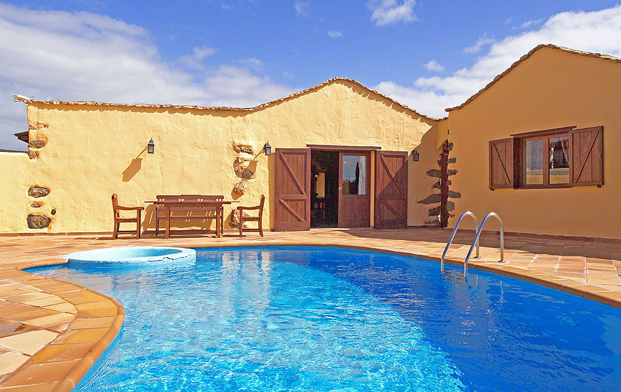 Maison de vacances dans une finca rustique avec des vues communes de la piscine et de belles sur le paysage volcanique du centre de l'île