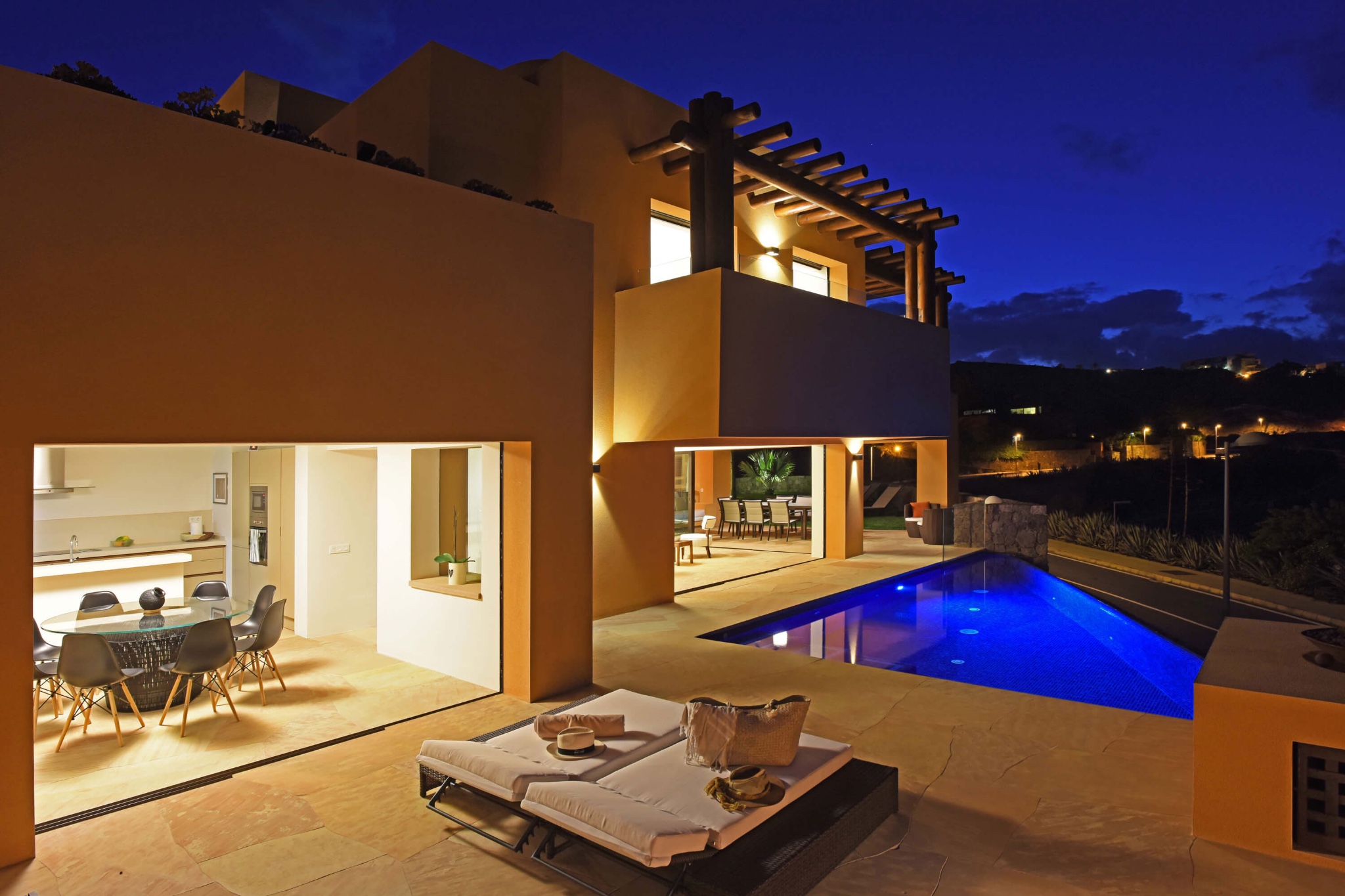 Luxurious 5 bedroom mansion with wellness area with swimming pool, counter current swimming system and integrated spa circuit