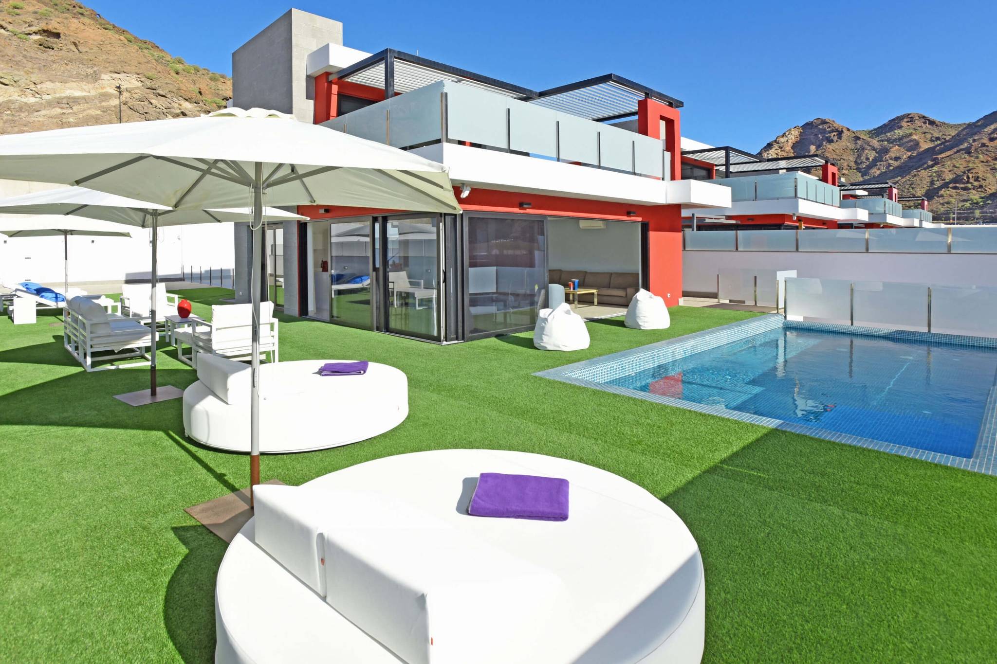 Casa amplia muy moderna para 10 personas en el sur de Gran Canaria, la gran zona exterior cuenta con piscina privada 