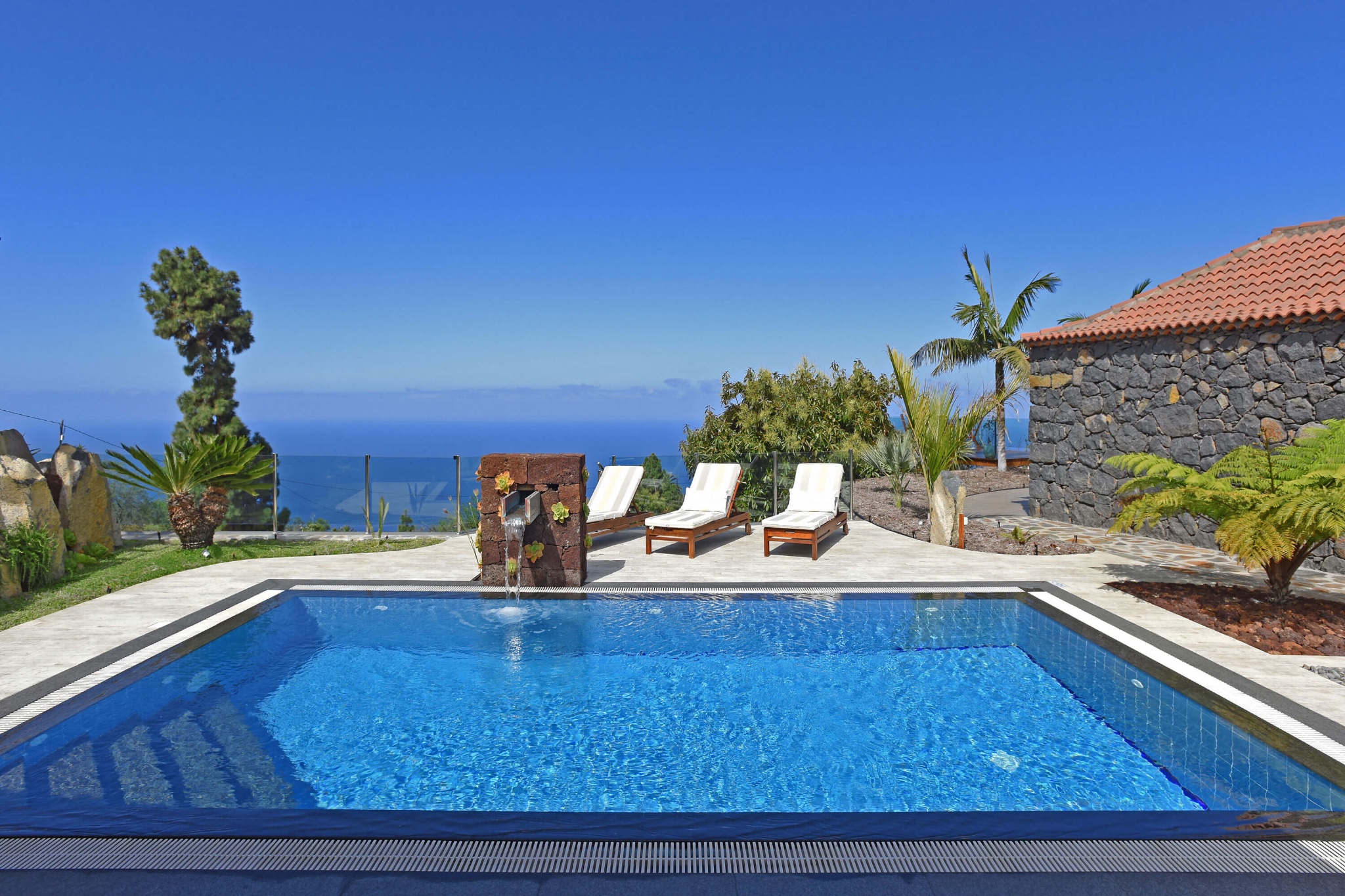 Geräumiges Ferienhaus mit stilvoller Einrichtung, einem schönen Garten voller Palmen und herrlichem Panoramablick auf das Meer und die Berge