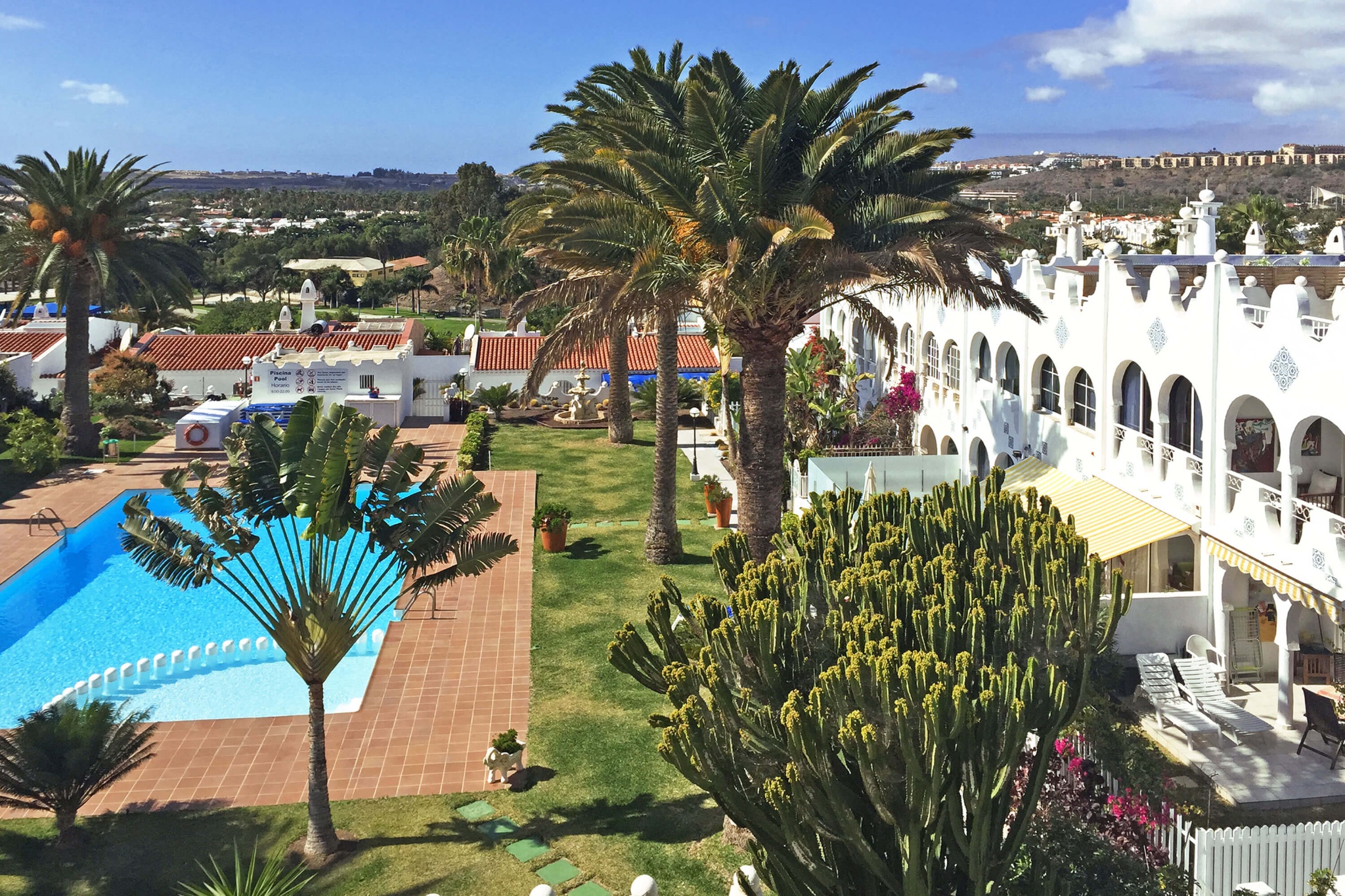 Komfortní chata v rezidenční čtvrti s velkých venkovních prostorách se společným bazénem v Playa del Inglés.