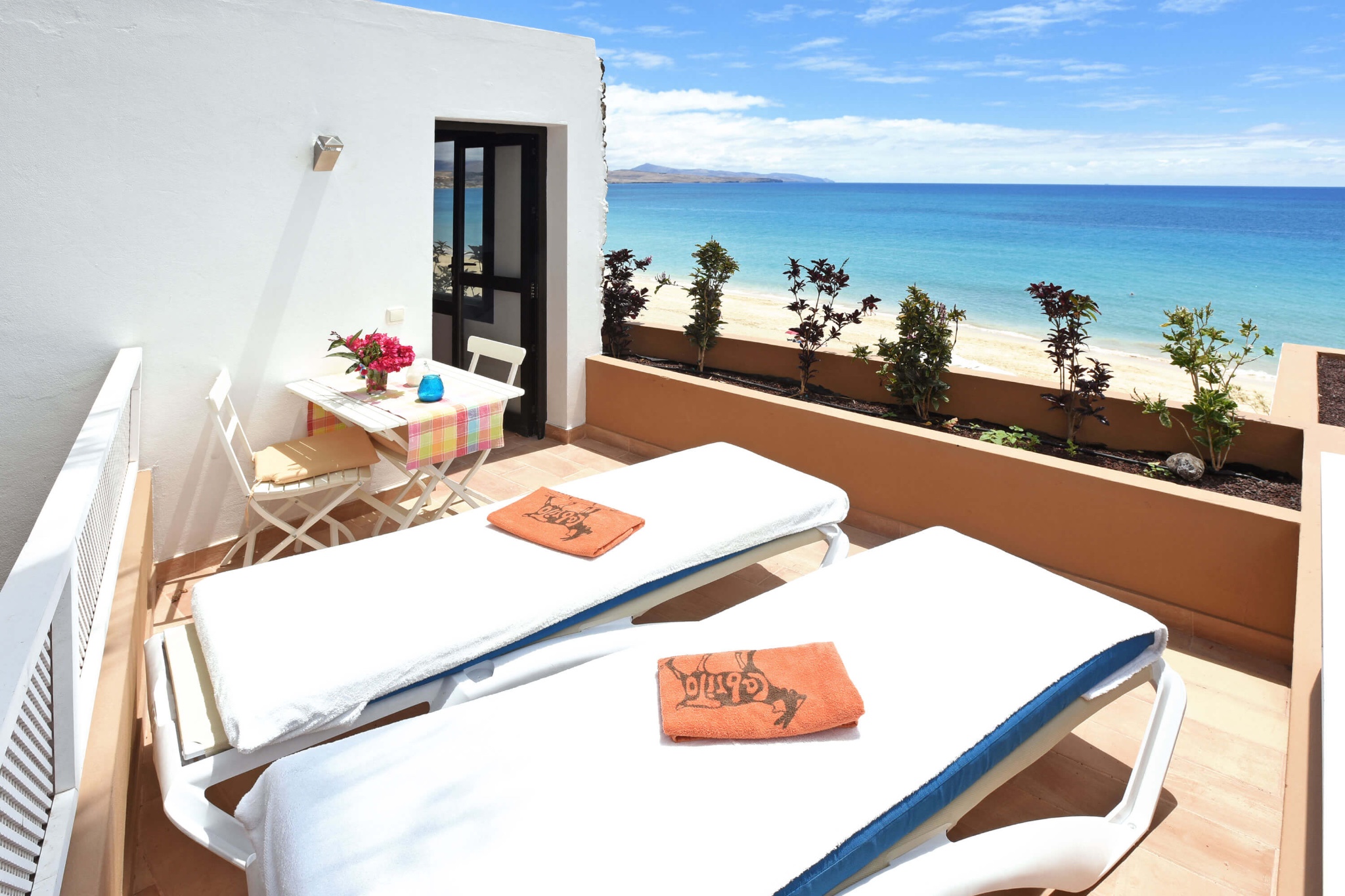 Das moderne Ferienhaus für 2 Personen liegt direkt am Strand von Costa Calma mit herrlichem Meerblick