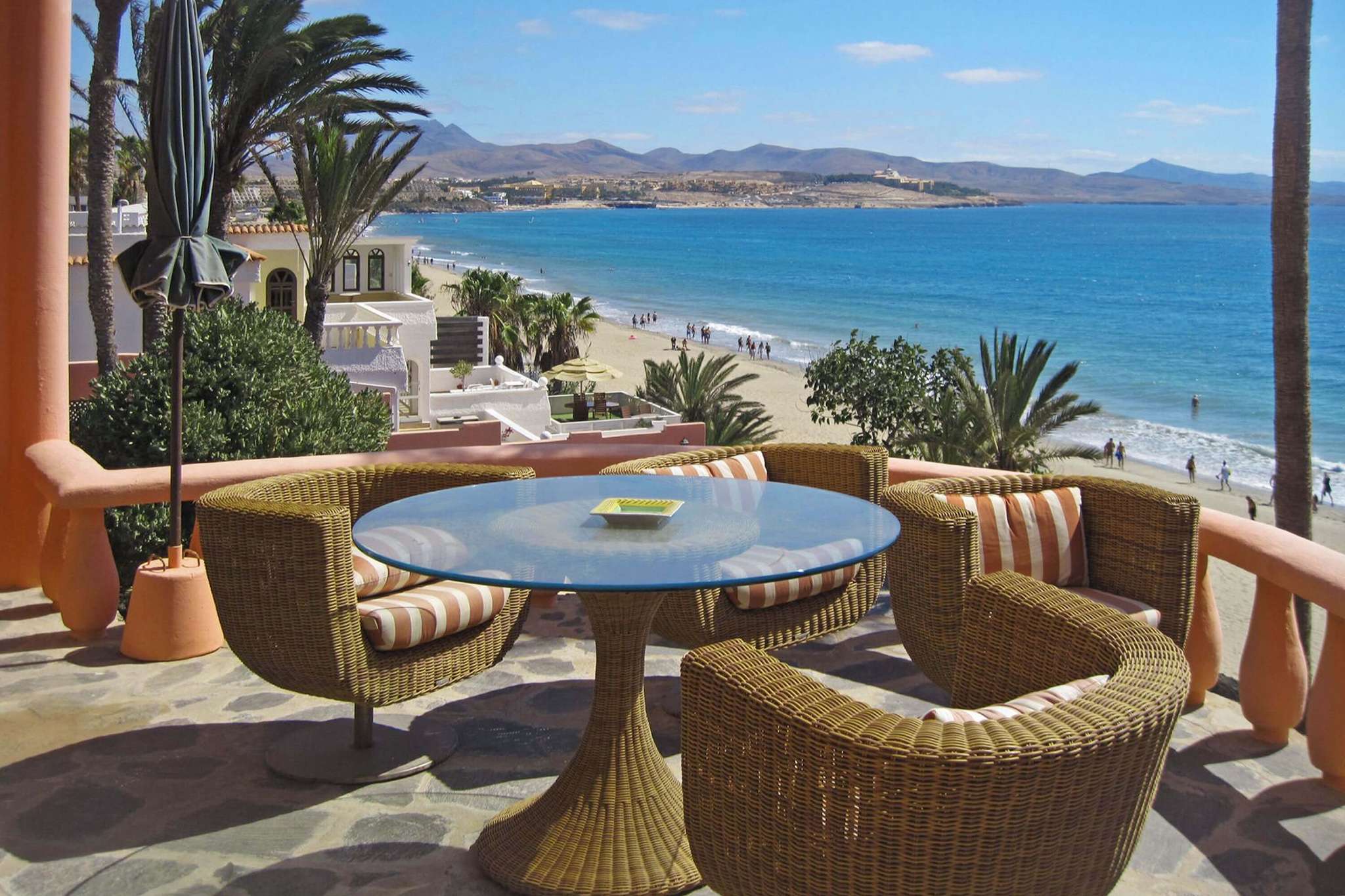 Romslig strandhus med privat basseng og badstue på stor tomt med direkte tilgang til Costa Calma-stranden