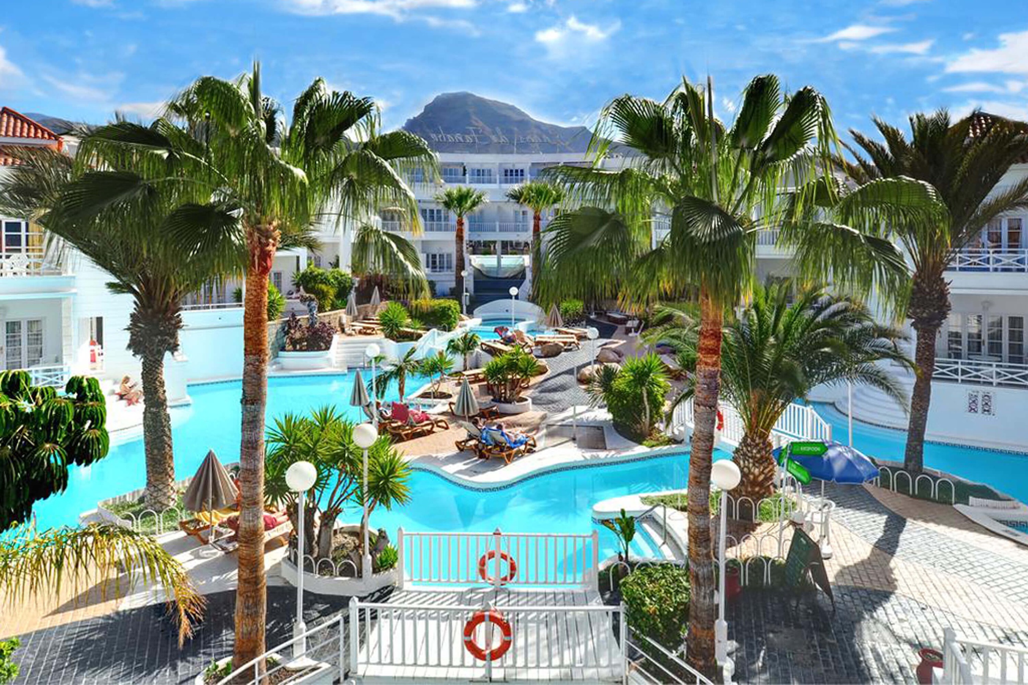Ferielejlighed beliggende i en tropisk resort med fælles pool og kun få minutter fra stranden