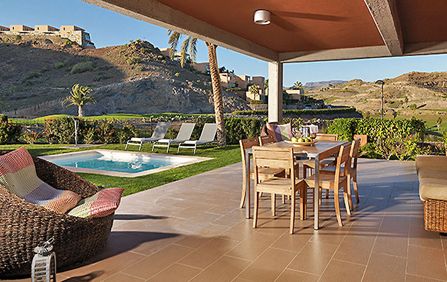 Pěkný dům pro 6 osob s velkou terasou a zahradou s vlastním bazénem u golfového hřiště