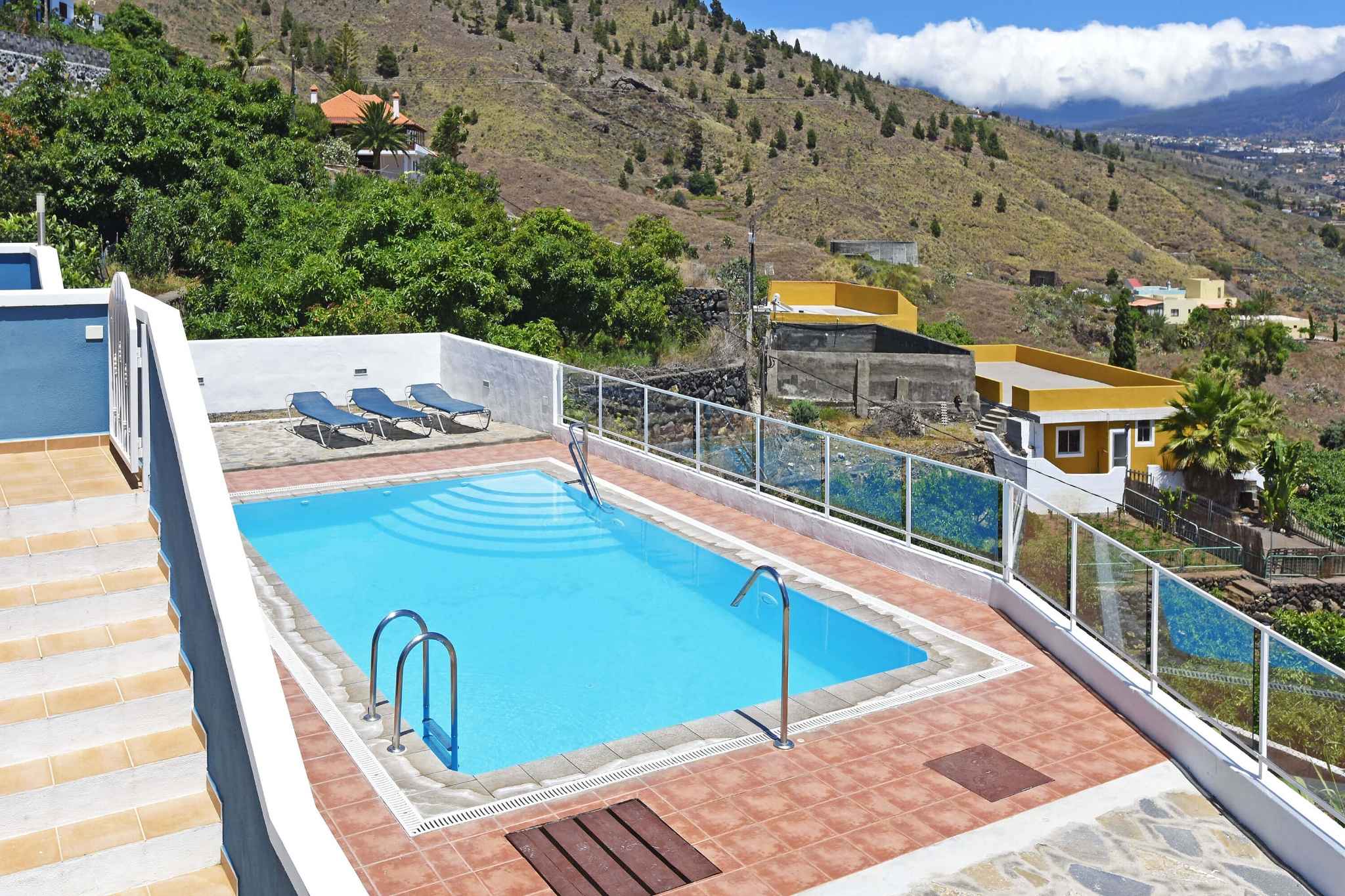 Leilighet med felles svømmebasseng og flott terrasse med utsikt over havet