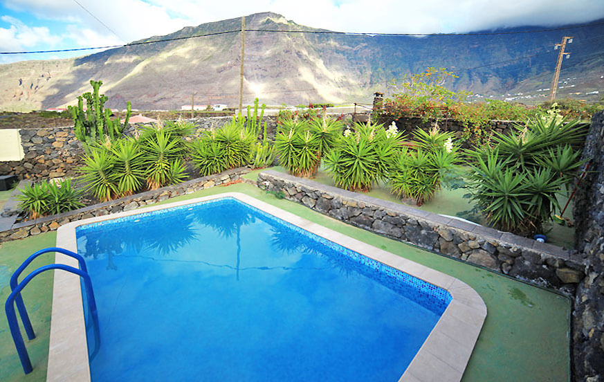 Idílica casa de vacaciones con piscina privada y barbacoa de obra con vistas al mar y las montañas