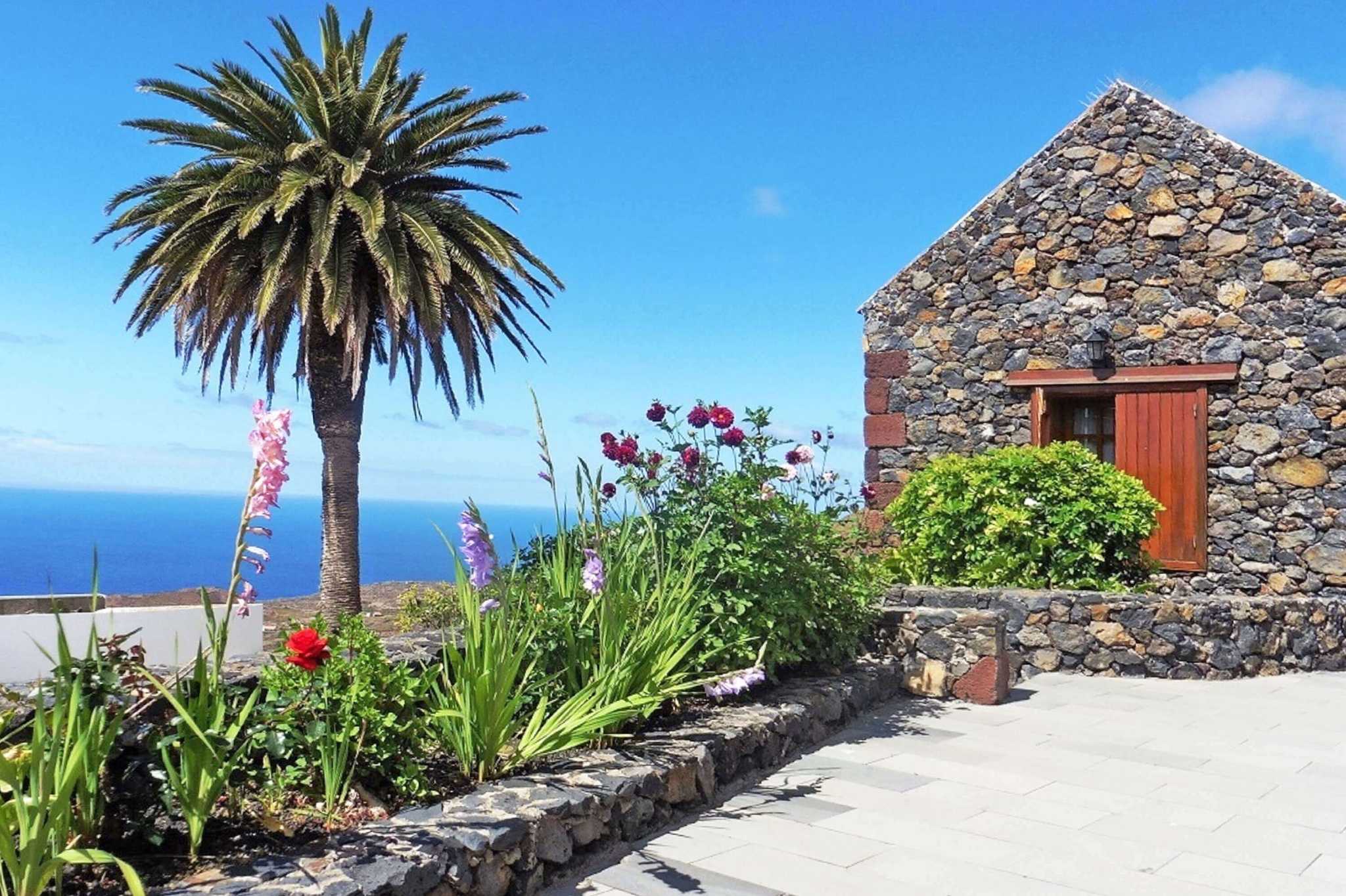 Maison en pierre typique des Canaries fait partie d'un 3 unités dans le village très bien rénové Le Maconal avec une vue magnifique sur la campagne et l'Atlantique