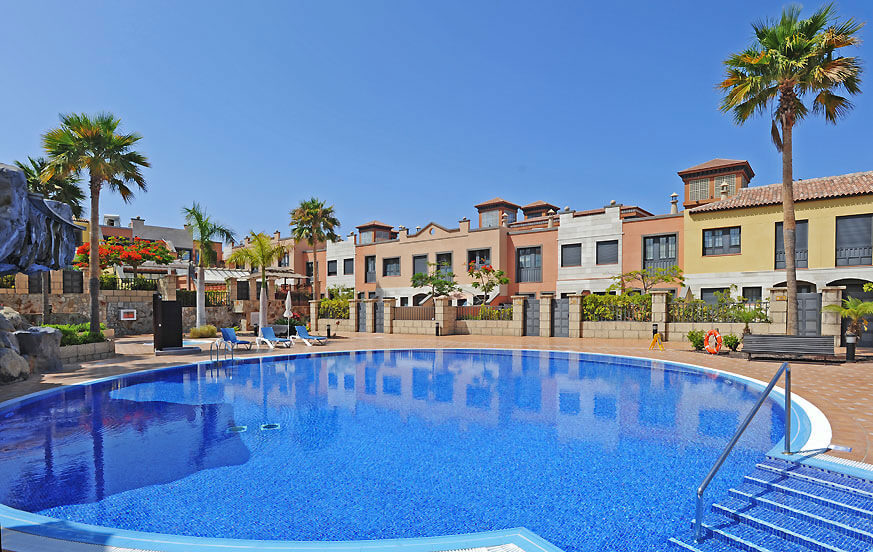 Nice holiday home with communal pool with children's area and jacuzzi in a complex near the beach and with sea views