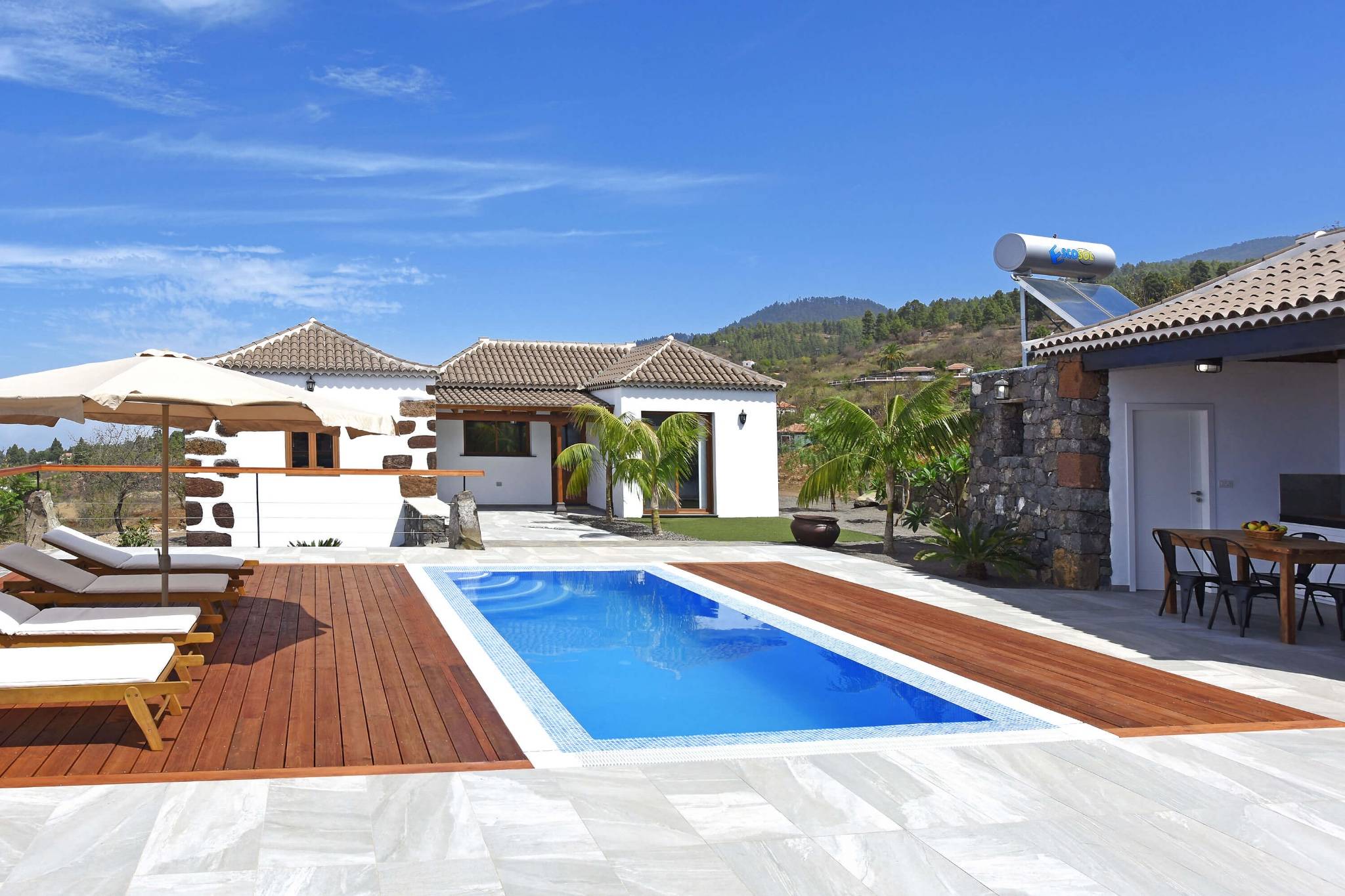 Bonita casa de campo de tipo canaria renovada en estilo moderno con piscina privada y vistas al mar y al paisaje ¡Resérvala ya!