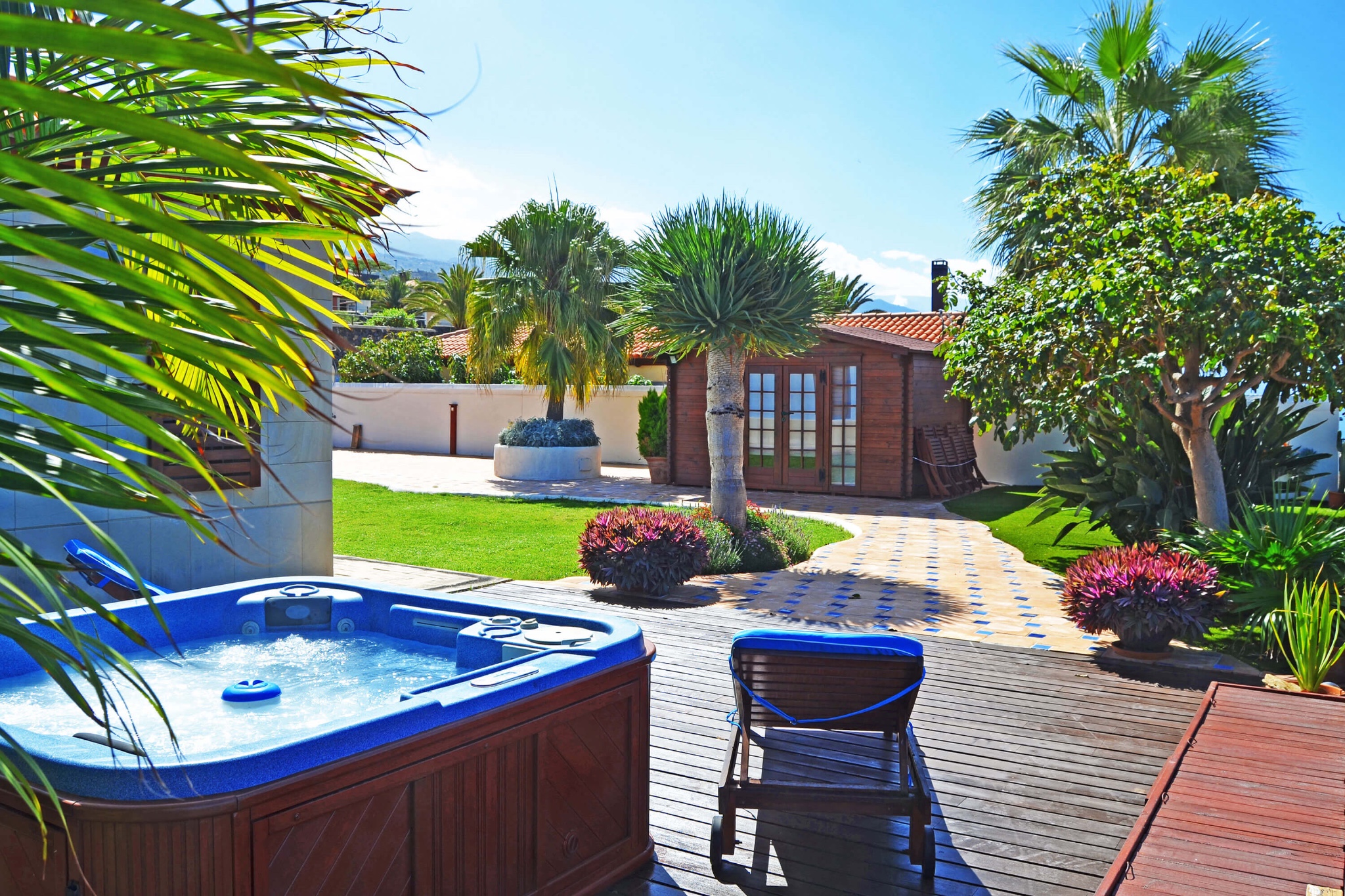Comfortabele luxe accommodatie op Tenerife met een jacuzzi, een goed onderhouden tuin en een prachtig uitzicht op zee in het noordwesten van het eiland