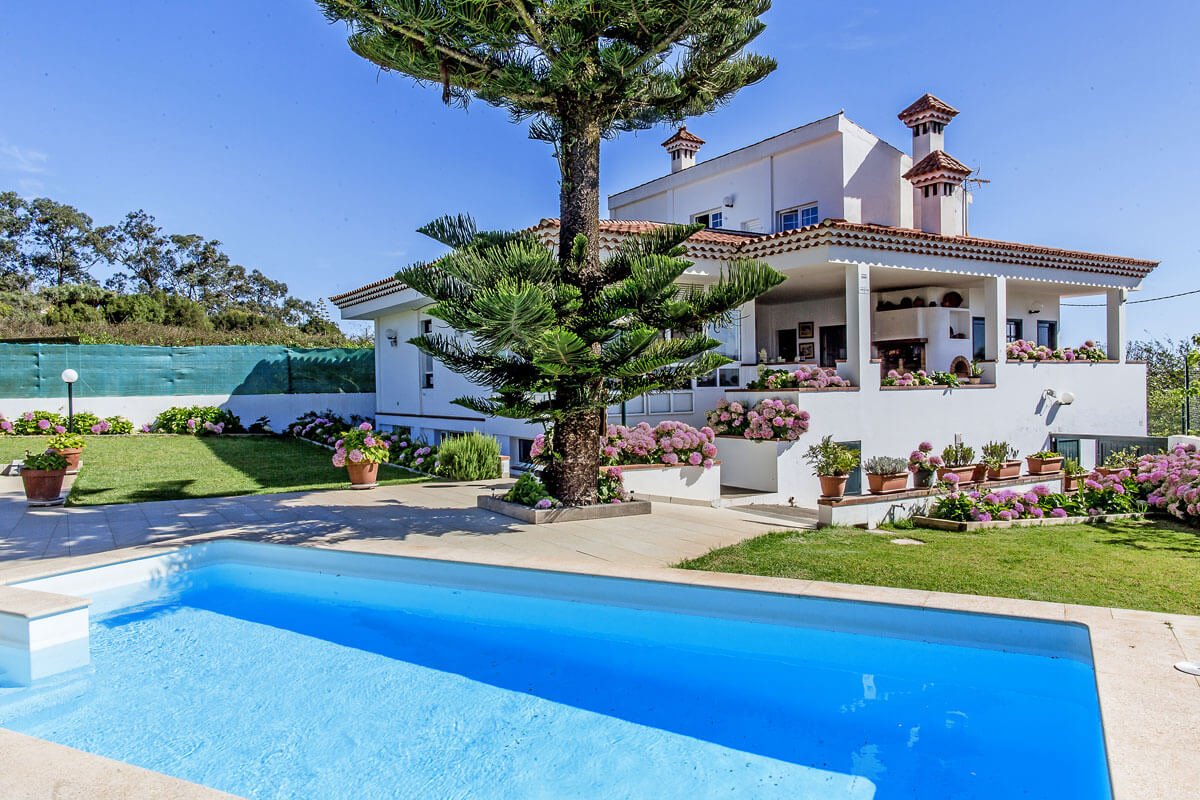 Villa espaciosa y muy bien equipado con amplio jardín y piscina privada en el reserva Santa Cristina de Santa María de Guía con espectaculares vistas al campo.