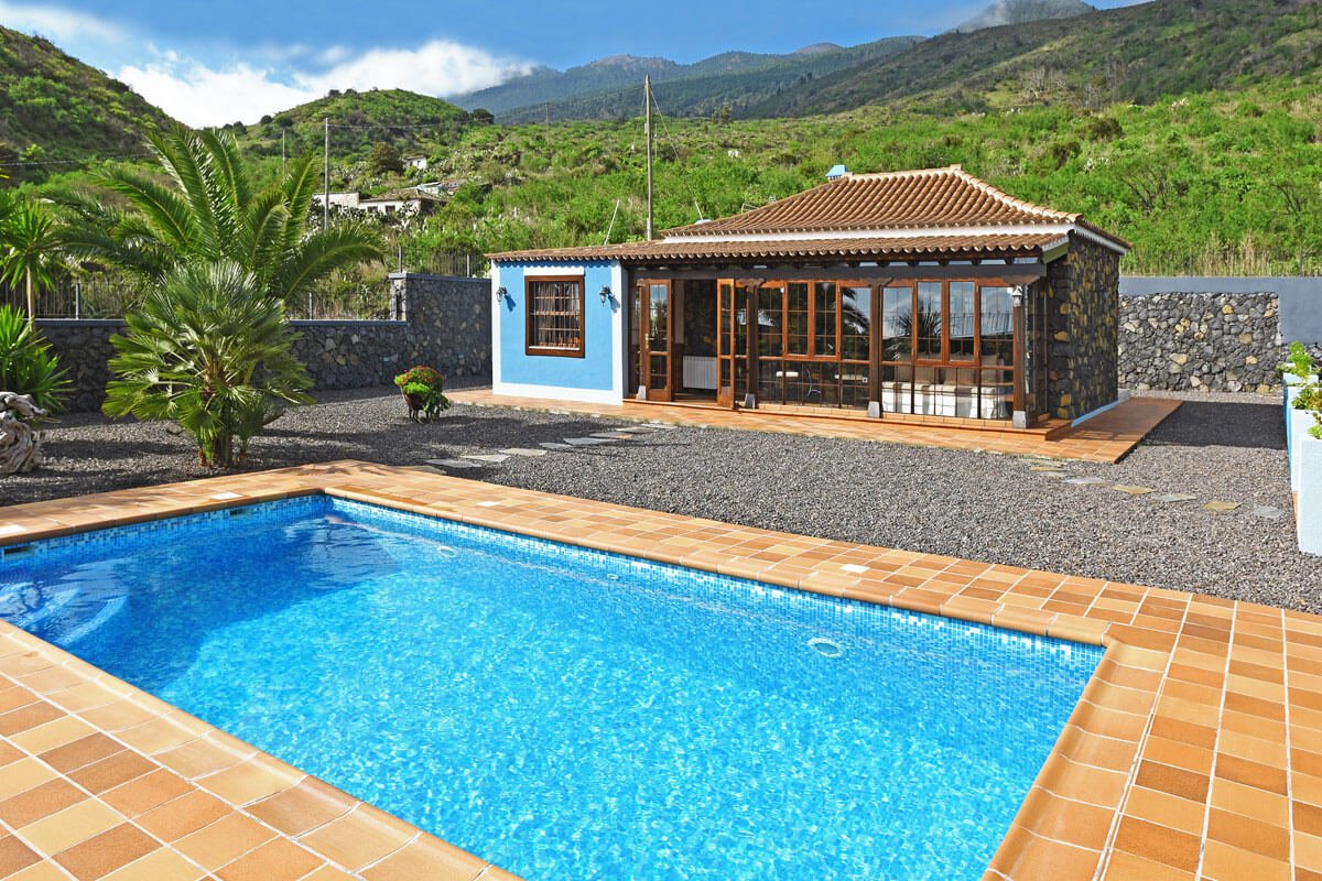 Bonita casa rural para 2 personas con jardín de invierno, piscina privada y amplia zona de barbacoa integrada en la vivienda