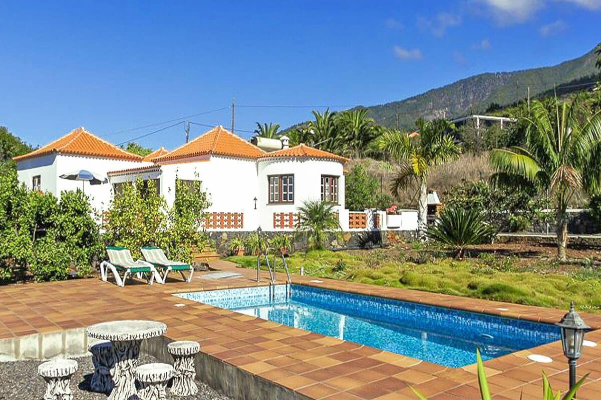 Belle maison de vacances bien équipée avec trois chambres, piscine privée, beau jardin et bon emplacement dans la région de Tijarafe